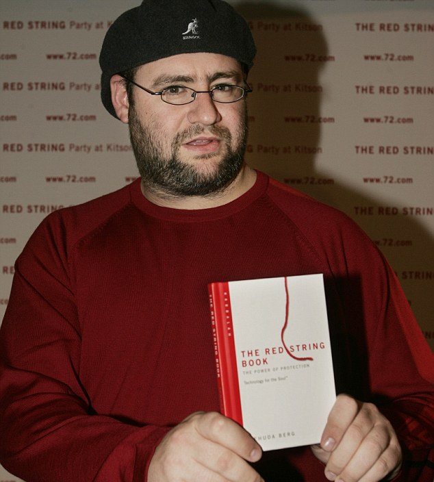 Йегуда Берг со своей книгой "Красная нить".