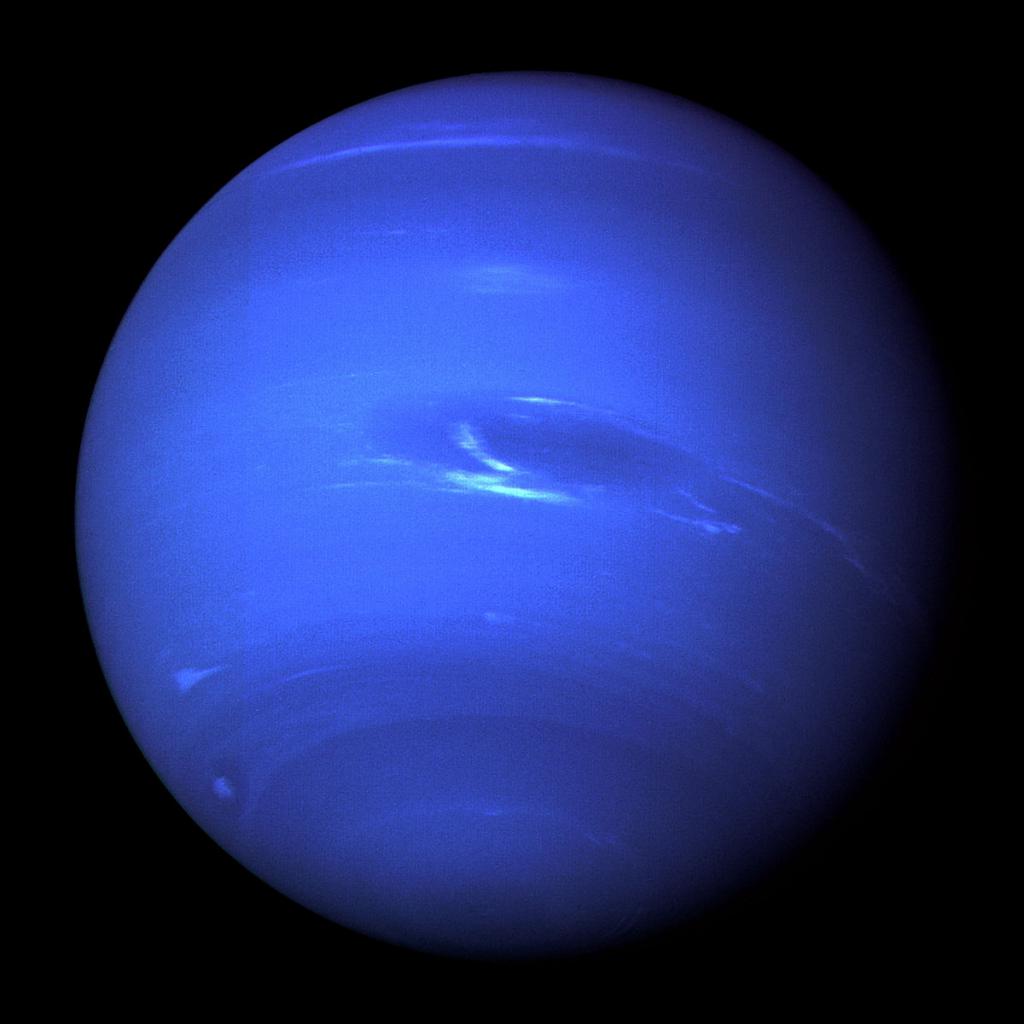 Нептун в космическом пространстве.