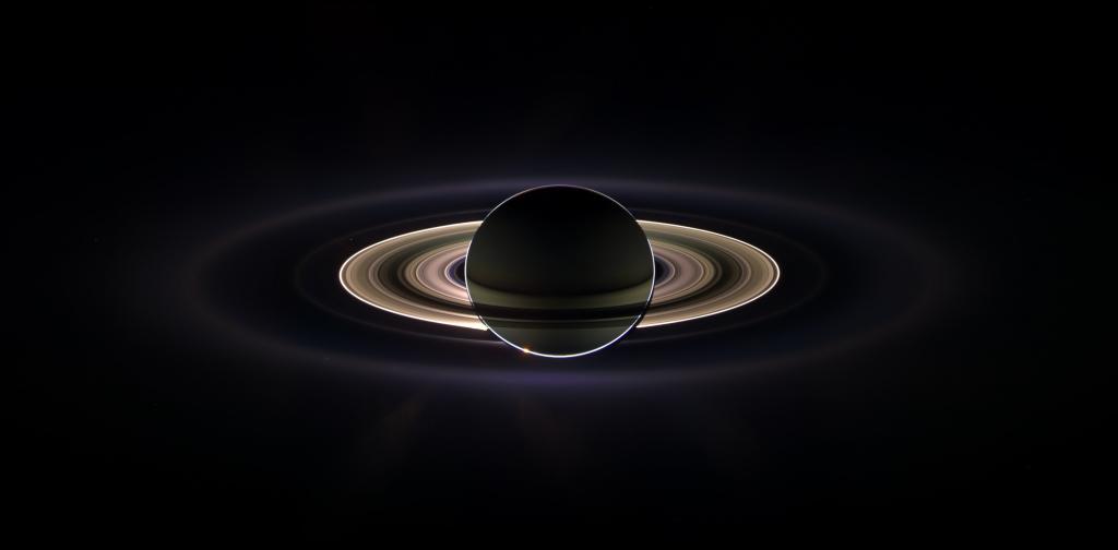 Сатурн в космосе