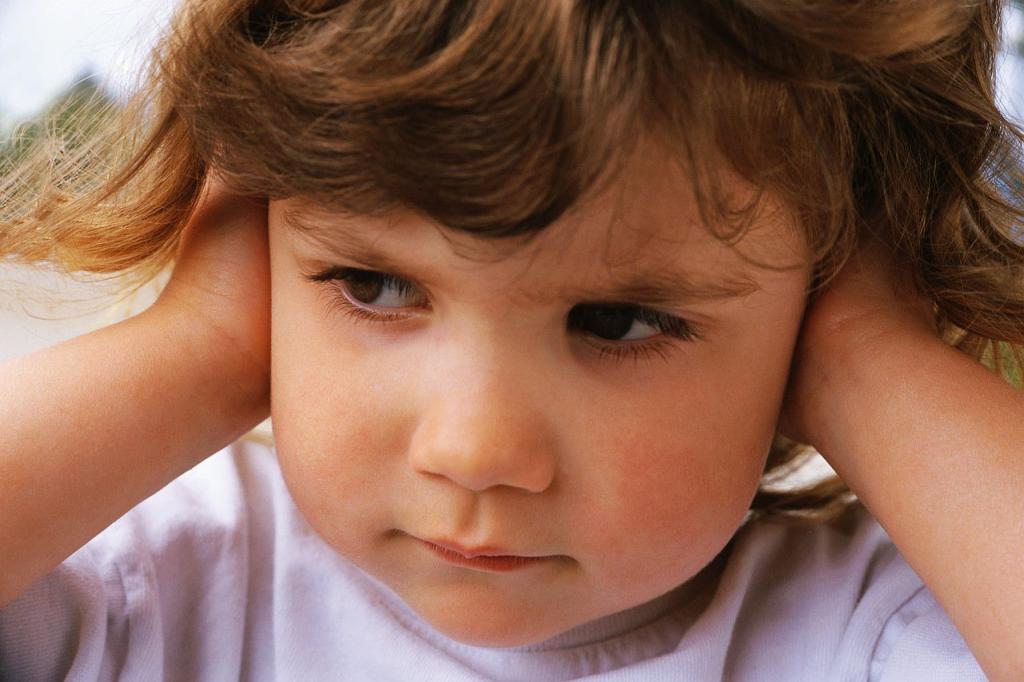 Ребенок постоянно трогает больные уши