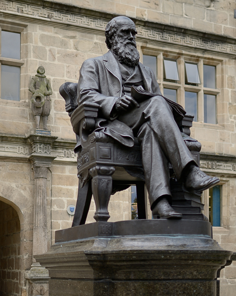 Чарльз Дарвин. Статуя у библиотеки Шрусбери