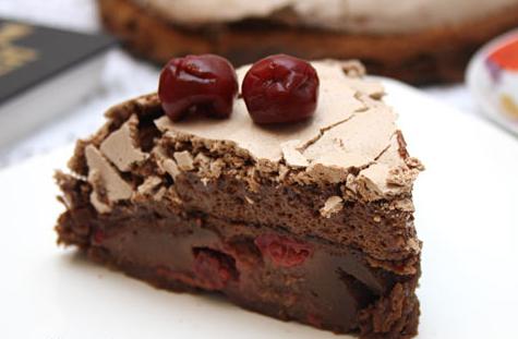 Шоколадный пирог с вишнями и безе