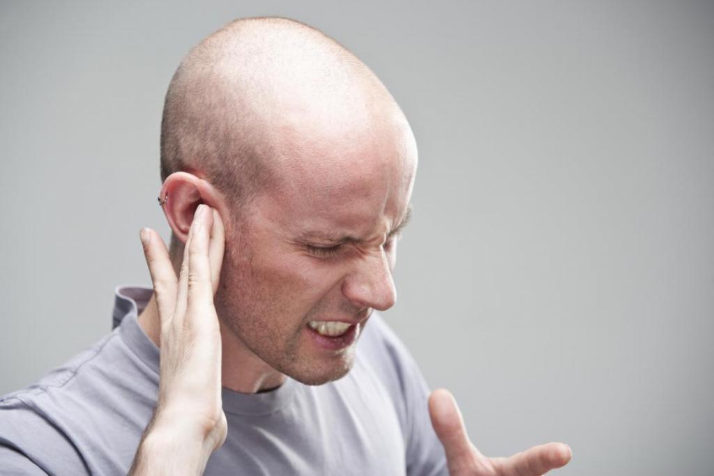 болит голова в области уха