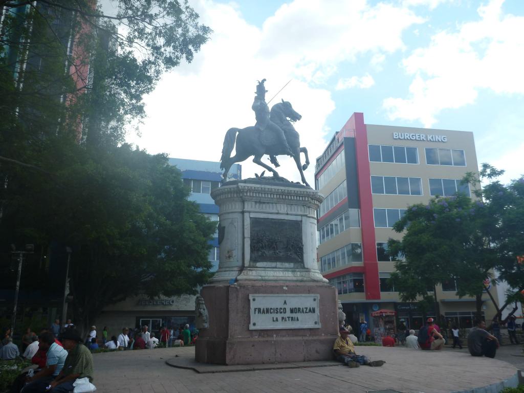 Памятник Франциско Морасану - герою национально-освободительной борьбы