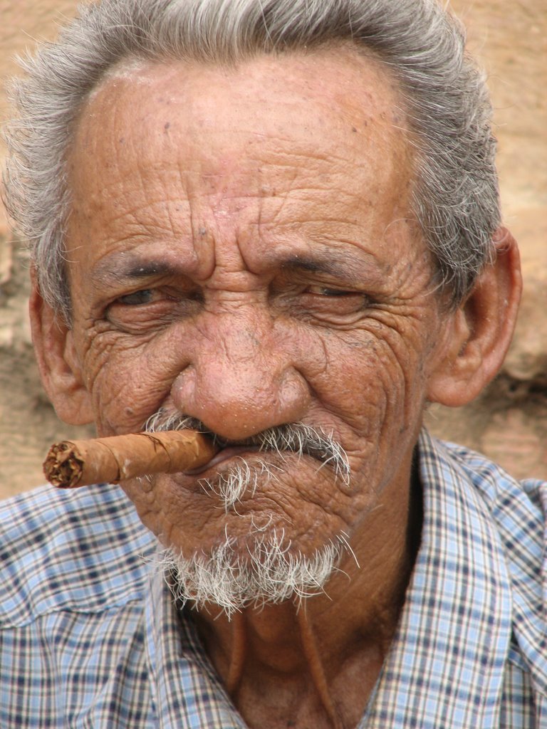 Старик с сигаретой