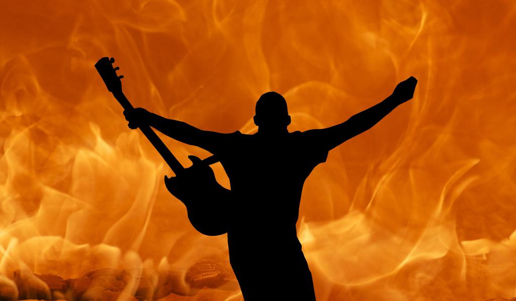 Гитарист на фоне огня