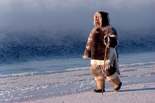 Эскимос идет по снегу
