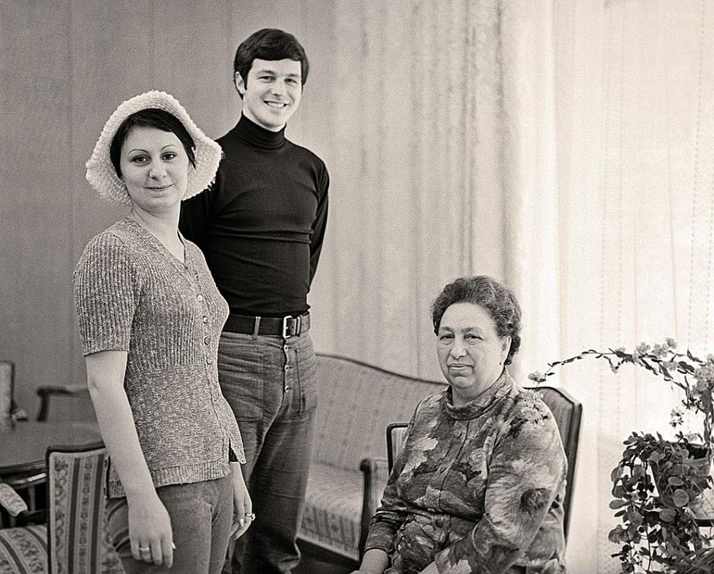 Виктория Брежнева с мужем и бабушкой