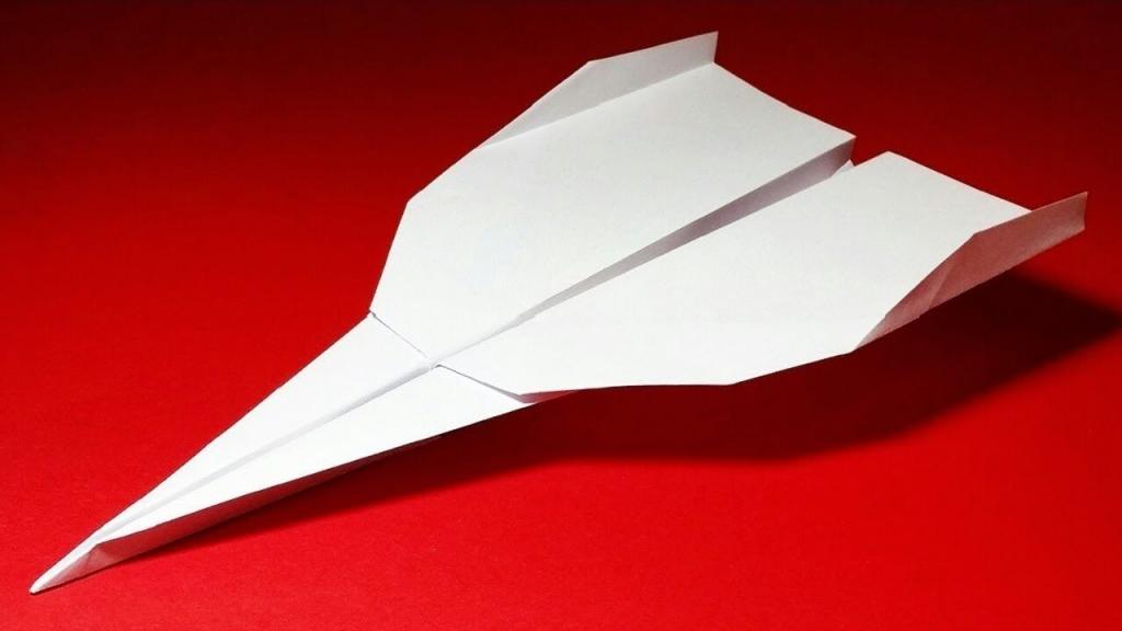 бумажный самолет средней сложности исполнения