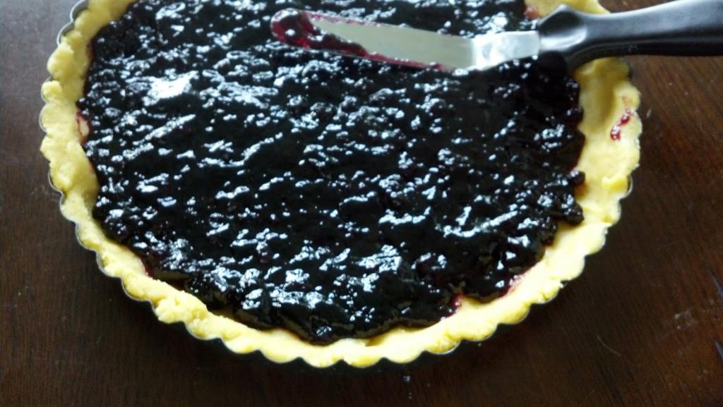 Пирог с черничным вареньем в духовке