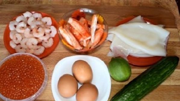 Салат из кальмаров, крабовых палочек и креветок: рецепты приготовления