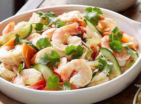 Салат из кальмаров, крабовых палочек и креветок: рецепты приготовления