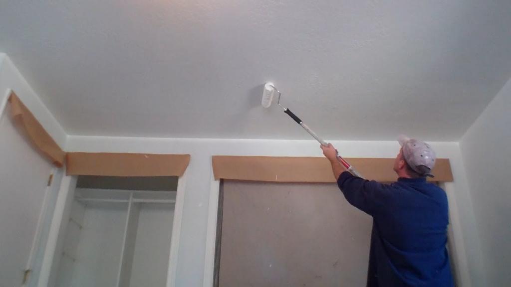 Нужно ли грунтовать потолок перед покраской? Техника выполнения и необходимые материалы