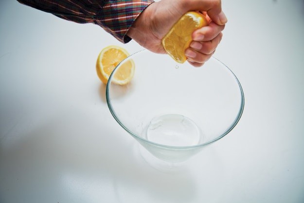 выжать лимонный сок