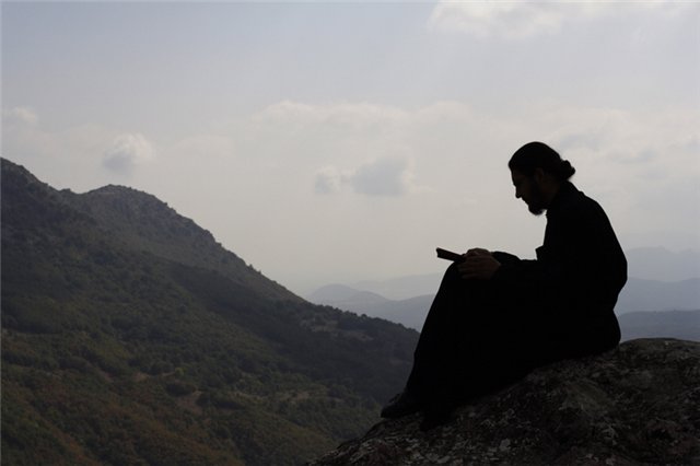 монах читает