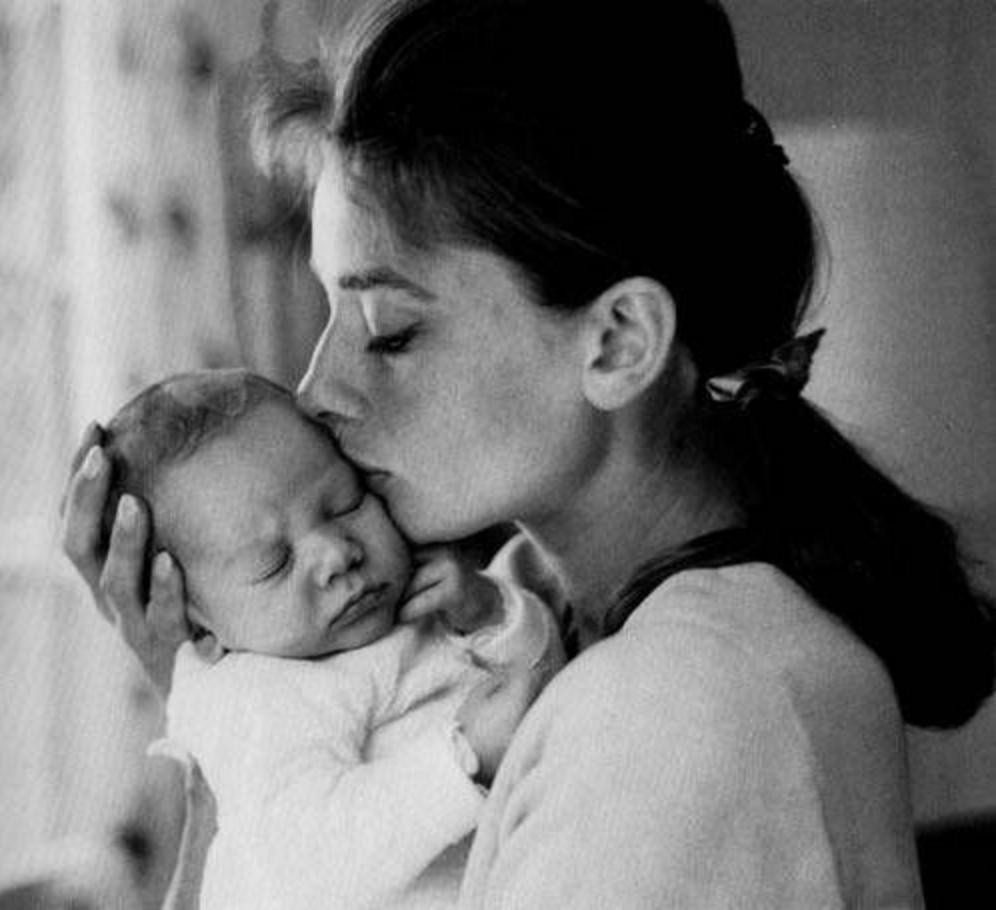 Одри Хепберн с новорожденным Шоном
