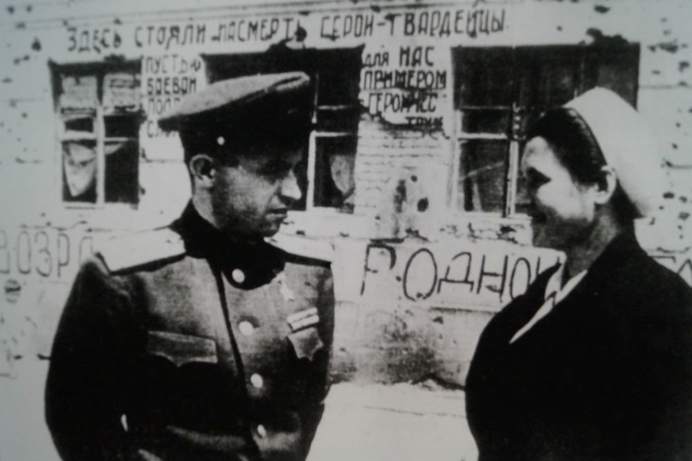 Павлов беседует с жительницей Сталинграда