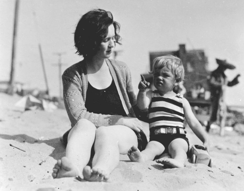 Маленькая Норма Джин и ее мать Глэдис