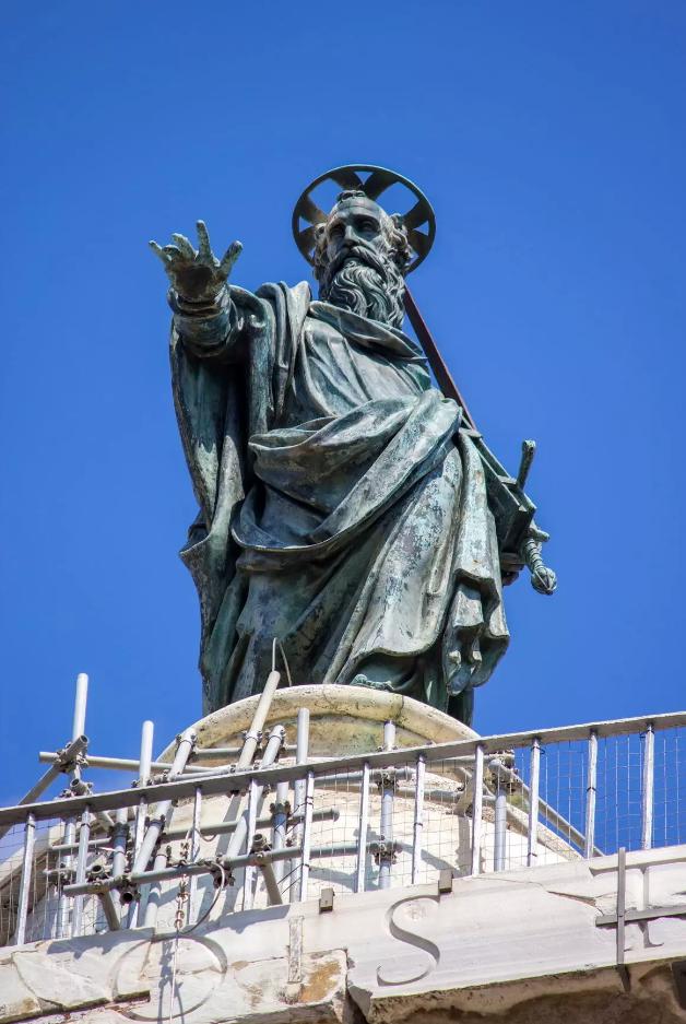 Статуя святого апостола Павла на вершине колонны