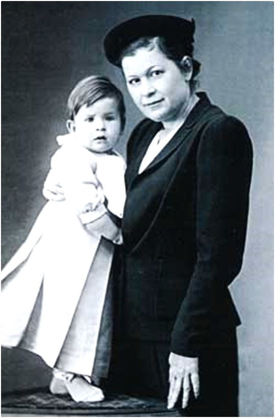 Маленькая Людмила Максакова с матерью