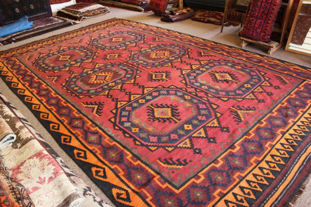 узбекский ковер на полу