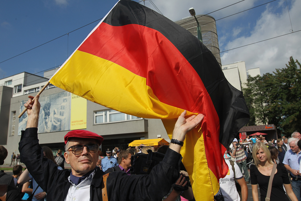 Немецкий дедушка с флагом