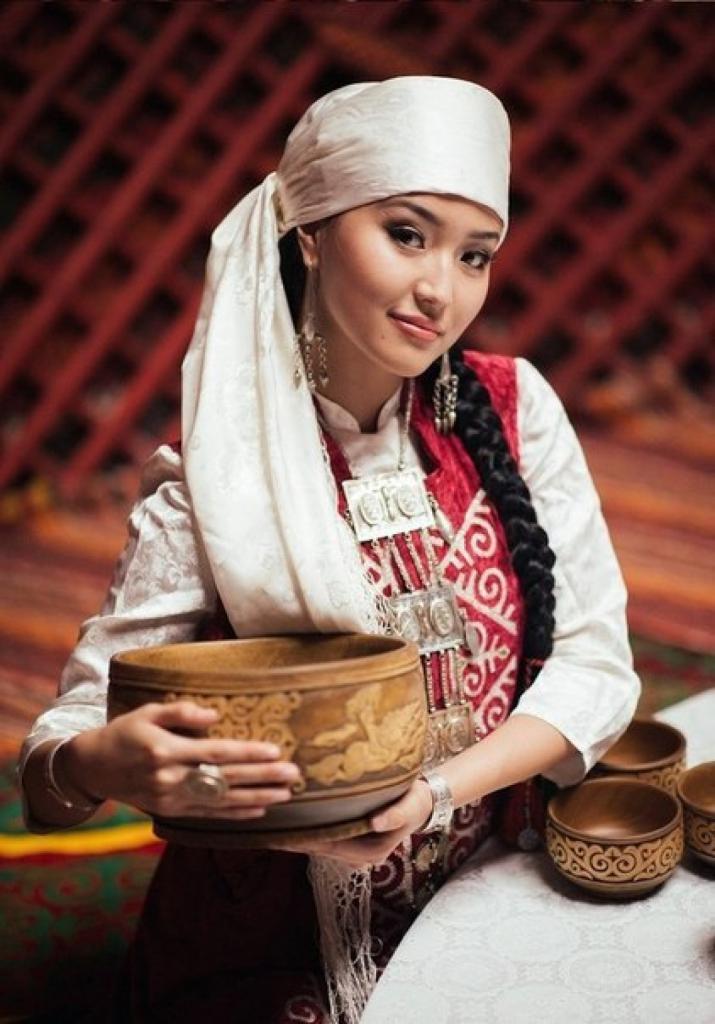 девушка в платке казахстан