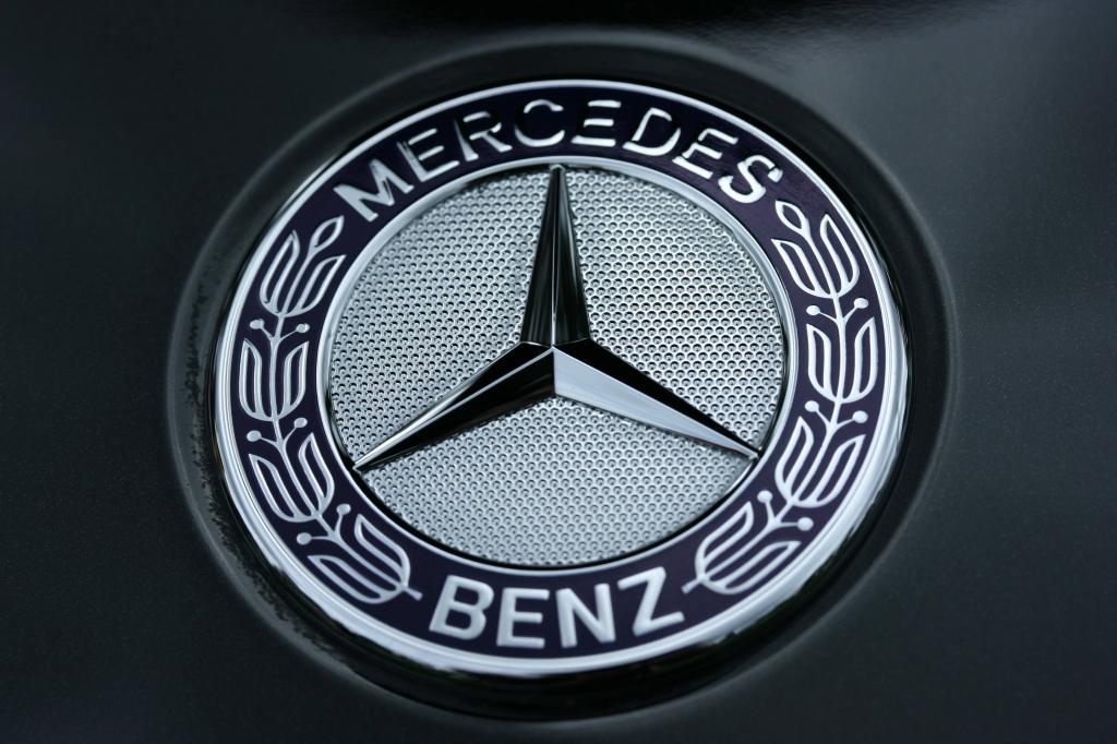 Логотип компании "Мерседес".