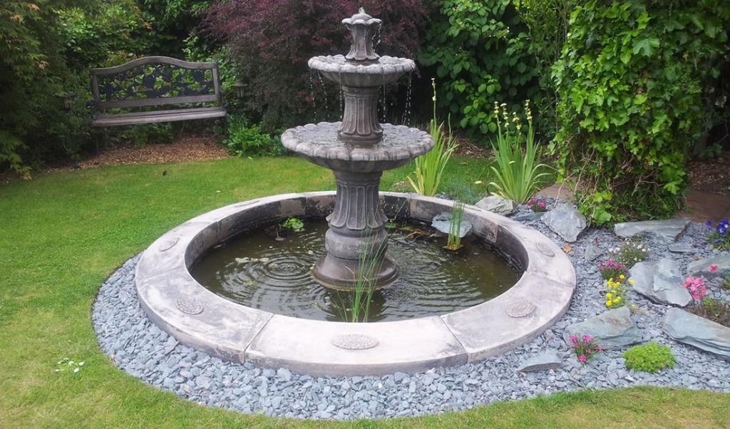 Красивый фонтан в саду.