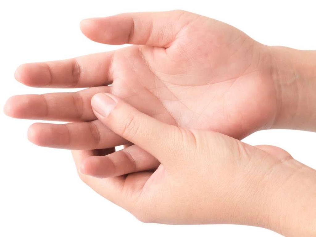 Кожа между пальцами рук шелушится: причины и методы лечения. Советы по уходу за кожей рук