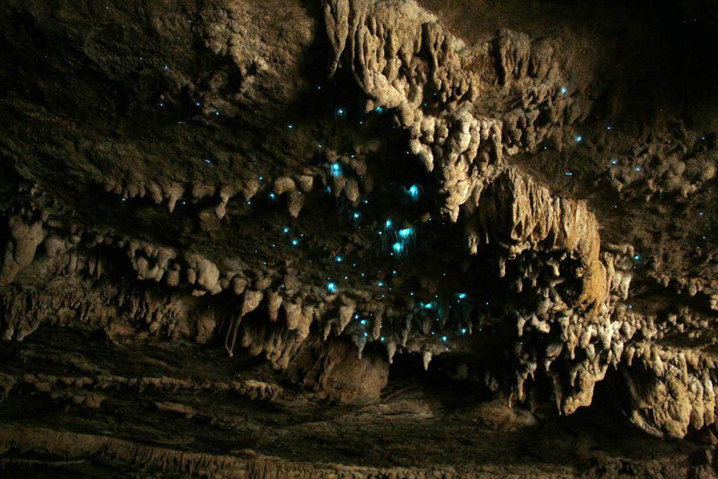 пещера под скалой