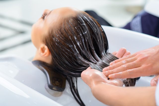 Мыть и укладка волос в парикмахерской