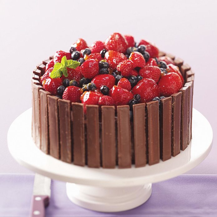 Украшение торта шоколадом и фруктами