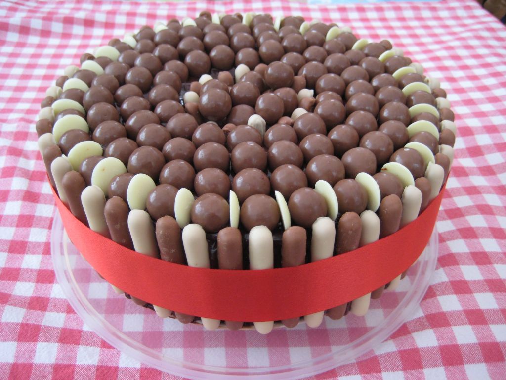 Украшение торта шоколадными палочками