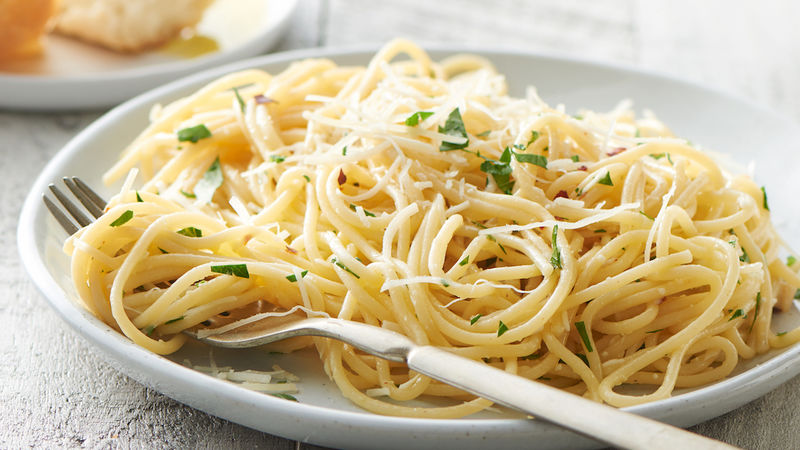 Спагетти в тарелке с сыром