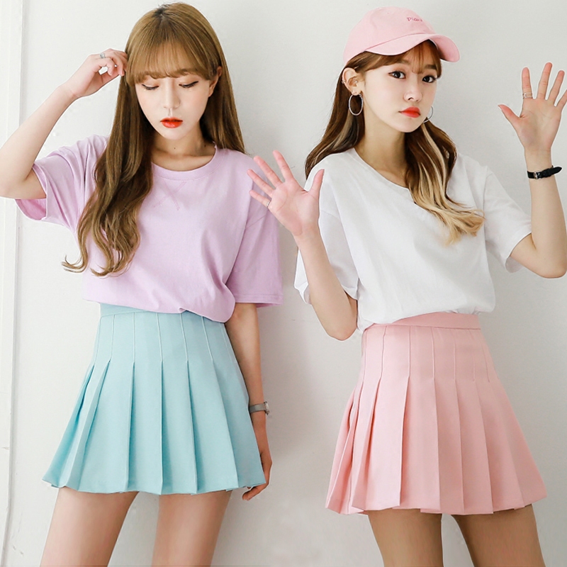 Девушки в розовой и голубой японских юбках