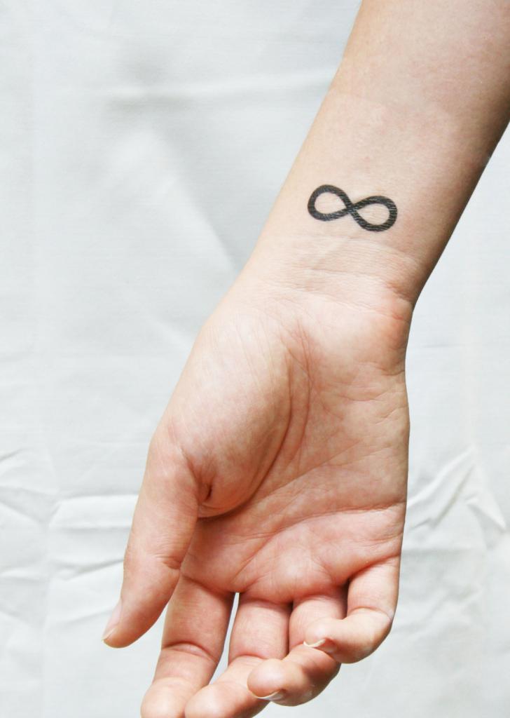 Татуировка в виде знака бесконечности