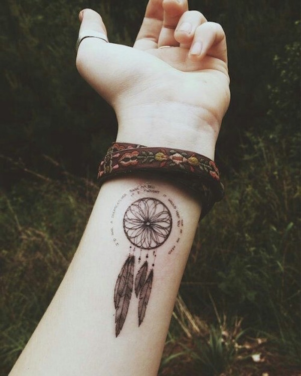 На татуировке изображен ловец снов