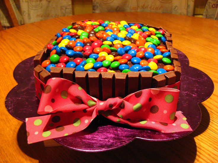 торт украшенный популярными сладостями