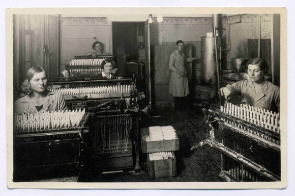 Производство косметической продукции на фабрике "Дзинтарс". 1940-е гг.