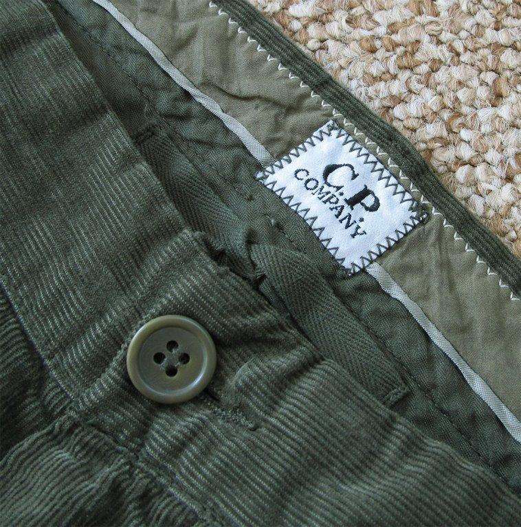 Зигзагообразный шов на оригинальных брюках