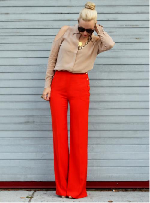 С чем одеть красные брюки: фасоны и идеи комплектов
