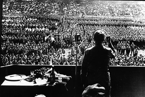 Гитлер перед толпой