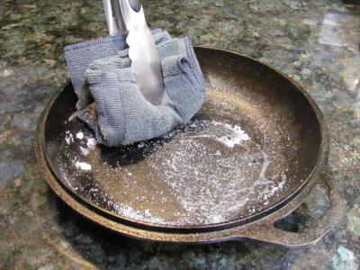 как почистить чугунную сковороду от гари 