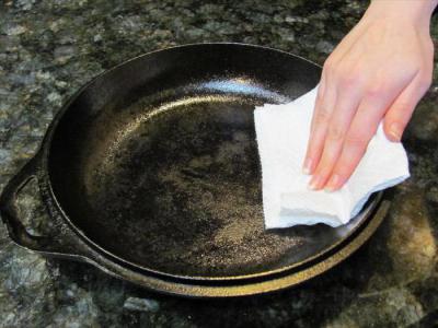 чистим сковороду от толстого слоя гари 