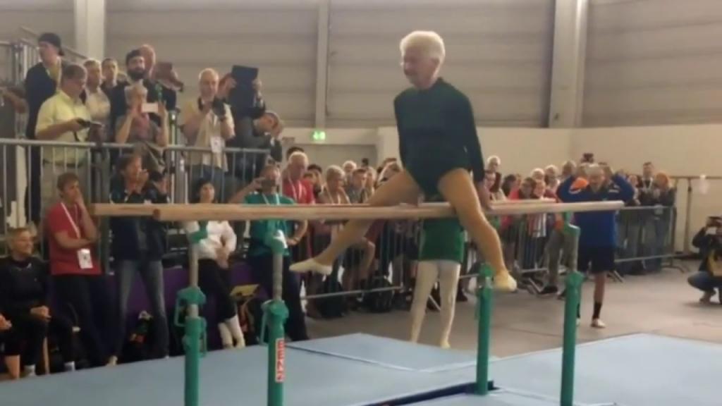 91-летняя женщина, которая начала заниматься гимнастикой в 30, все еще выступает. Видео