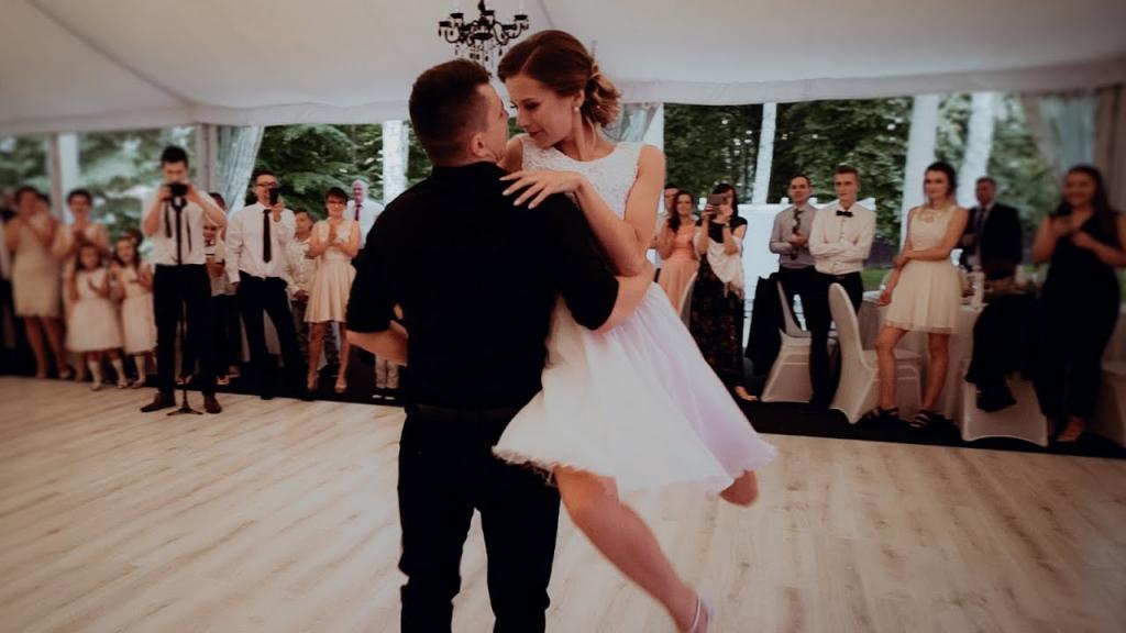 «Грязные танцы» на свадьбе: молодые станцевали лучше, чем в оригинальном фильме (видео)