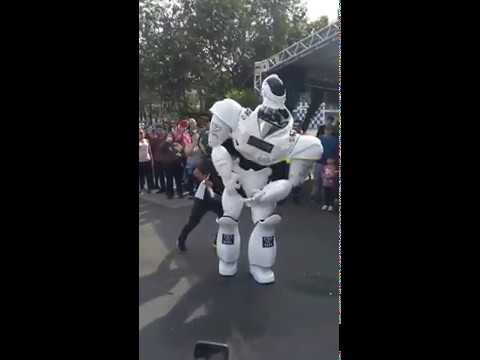 Танцующий робот впечатлит каждого: видео