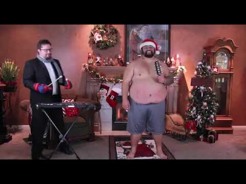 Веселое новогоднее видео для поднятия настроения. Мужчины исполняют музыку на необычных инструментах