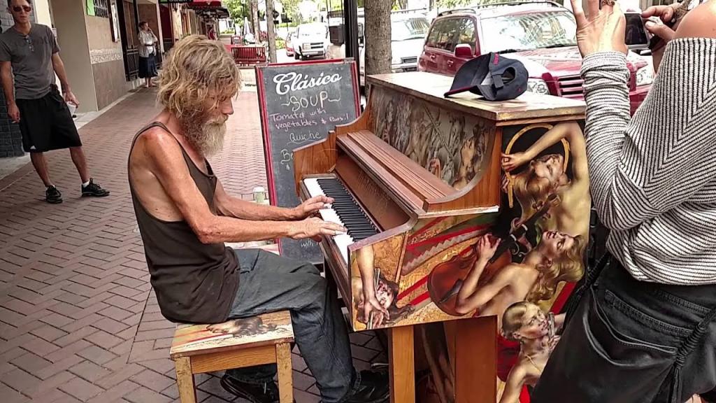 Никто и не ожидал: бездомный мужчина поразил окружающих игрой на пианино (видео)